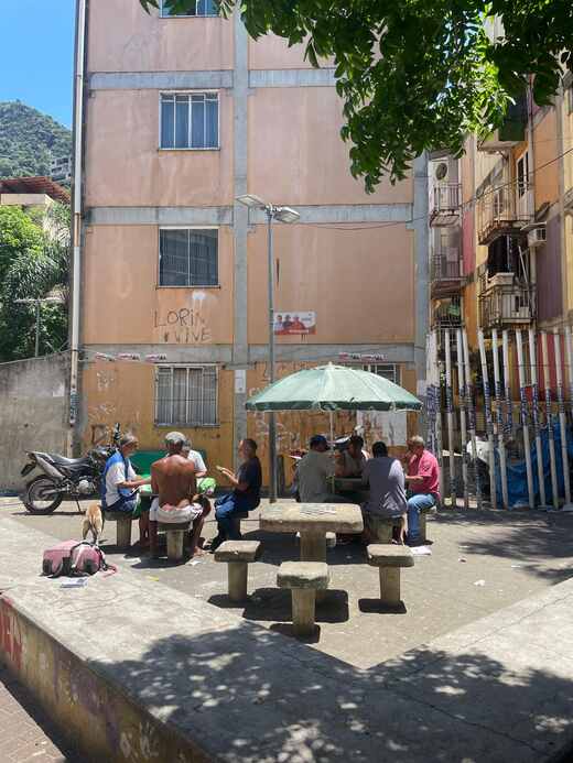Habitants de Rocinha jouant aux dominos dans la rue