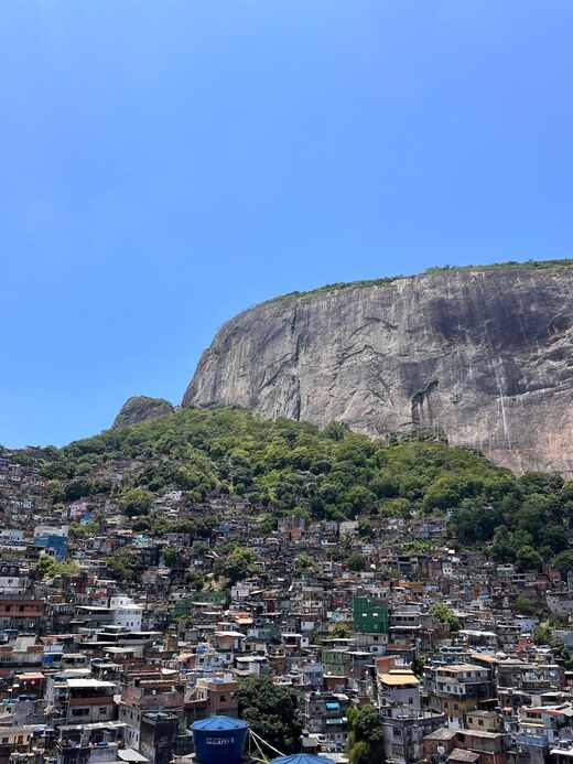 La roche de la Pedra da Gávea surplombant Rocinha