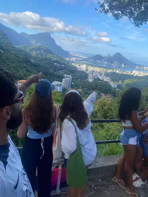 Visiteurs profitant du panorama sur Rio depuis Rocinha