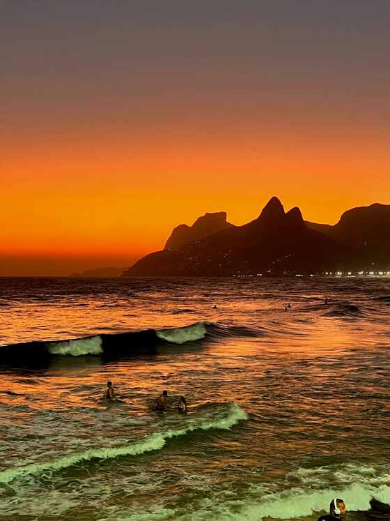 Coucher de soleil sur la plage de Rio, avec les Dois Irmãos en silhouette